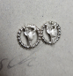 Preview: Detailansicht der Ohrringe aus 925 Sterlingsilber mit dem filigranen Rehbock-Motiv im runden Kugelrahmen
