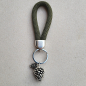 Preview: Schlüsselanhänger mit zwei Tannenzapfen und grüner Paracord-Schlaufe