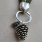 Preview: Schlüsselanhänger Tannenzapfen – Paracord-Schlaufe (grün oder braun)