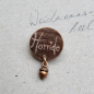 Preview: Handgefertigte Jagdbrosche aus Hirschhorn mit Horrido Schriftzug und bronzefarbenem Eichel Anhänger