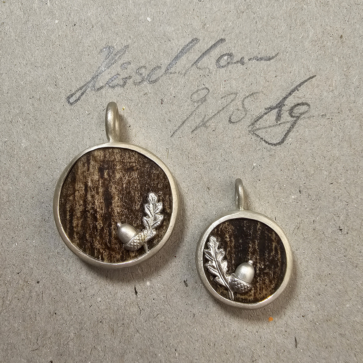 Handgefertigte Anhänger aus 925 Silber und natürlichem Hirschhorn mit Eichenblatt und Eichel, 20 mm und 25 mm
