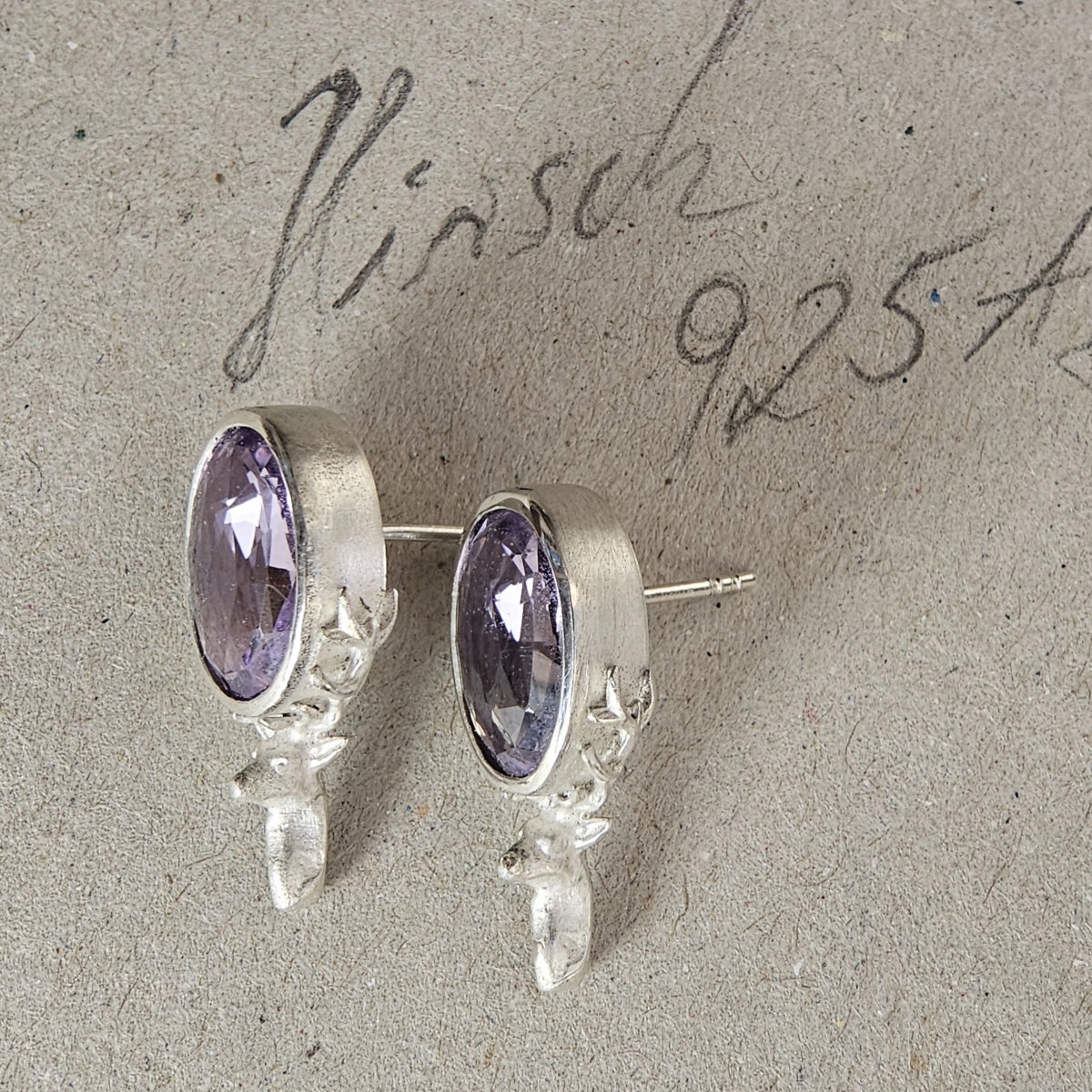 Preview: Ohrstecker mit Amethyst und Hirschchen aus 925er Silber in schräger Ansicht