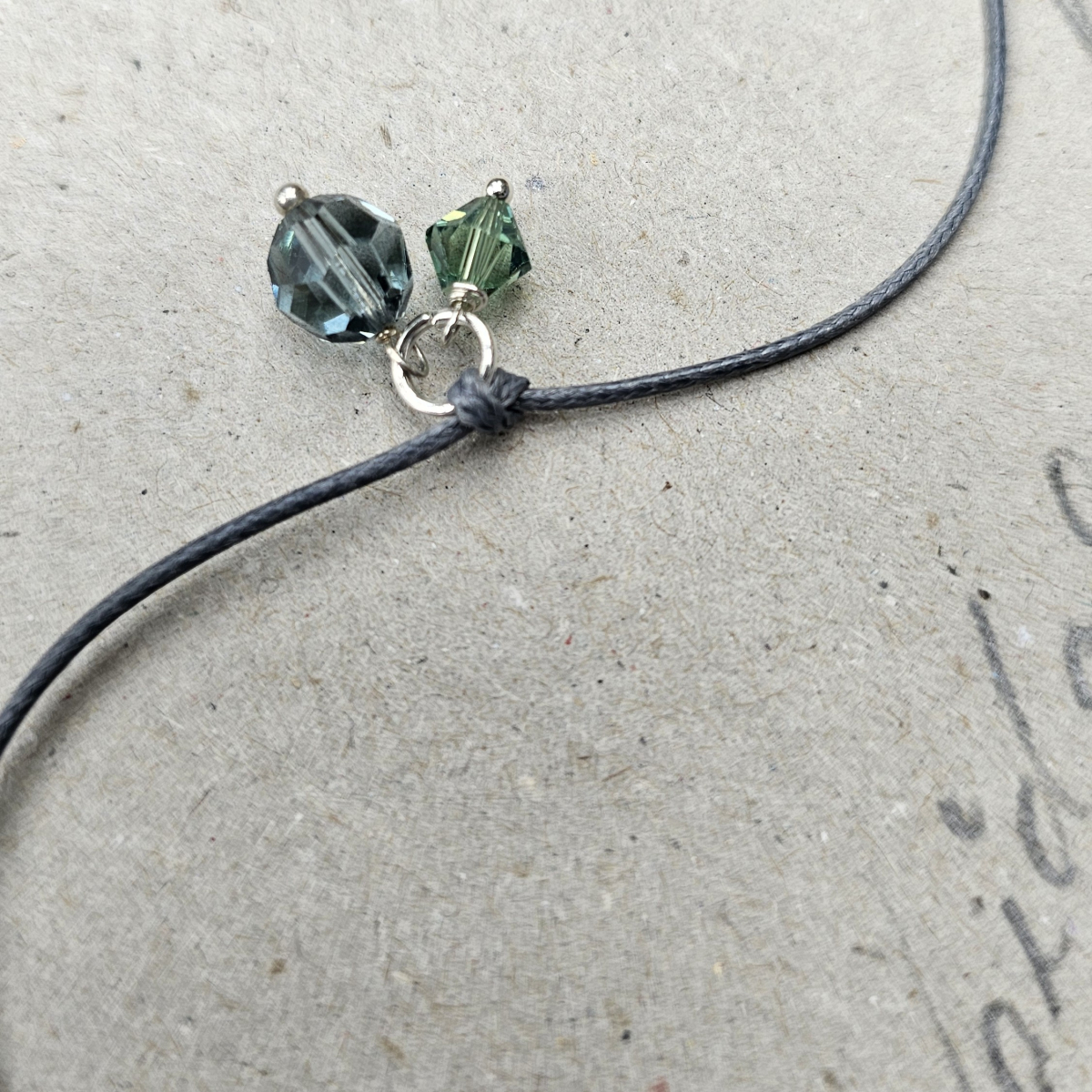 Preview: Detailaufnahme der Kette mit Fokus auf das gewachste Baumwollbands
