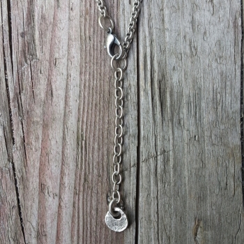Detail Verschluß mit Verlängerungskettchen