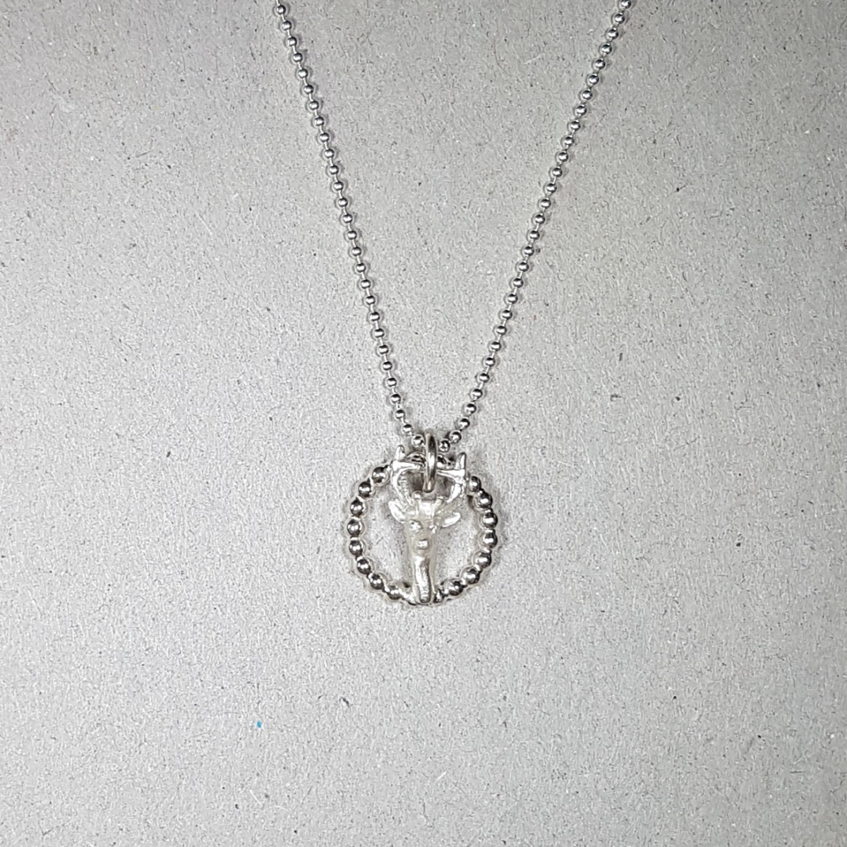 Preview: Kugelkette aus 925 Silber mit einem runden Anhänger, der ein gegossenes Hirschköpfchen in einem Kugelring zeigt