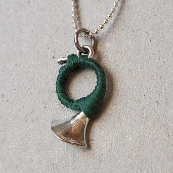Kugelkette mit grünem Jagdhorn