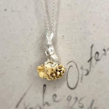 Kette mit aufrechtem Hasen