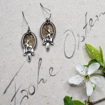 Preview: Ohrhänger oval, mit Häschchen & Schleife