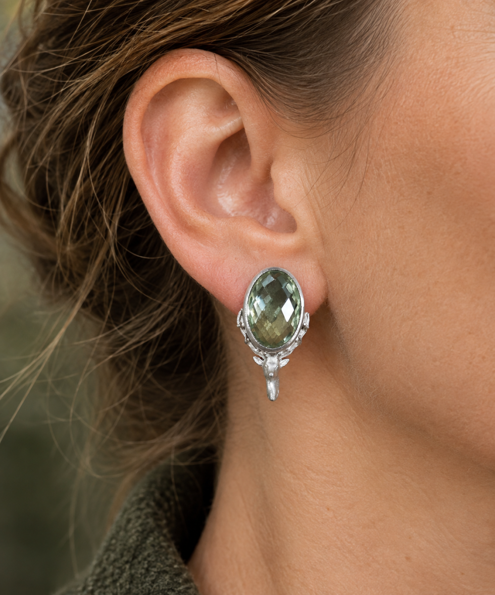 Ohrstecker mit facettiertem Prasiolith und Hirschkopf aus 925 Silber am Ohr