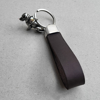 Preview: Schlüsselanhänger mit Lederschlaufe und Dackel-Anhänger