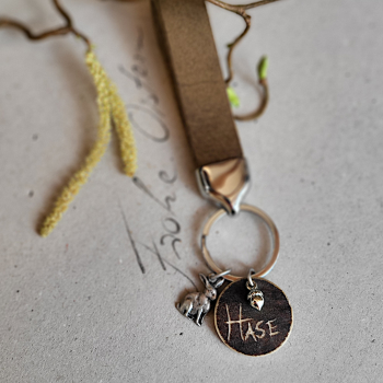 Schlüsselanhänger Hase mit Gravur auf Hornscheibe – personalisierbar mit Wunschtext – handgefertigt
