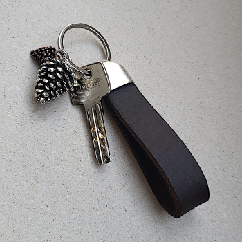 Schlüsselanhänger mit Lederschlaufe und zwei Metall-Tannenzapfen