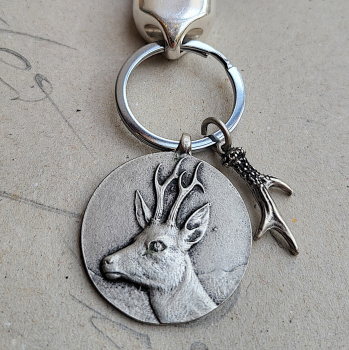 Preview: Schlüsselanhänger Leder – Rehbock Motiv | Handgemacht & naturverbunden