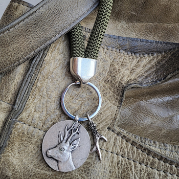 Preview: Schlüsselanhänger Rehbock an Tasche mit Paracord-Schlaufe
