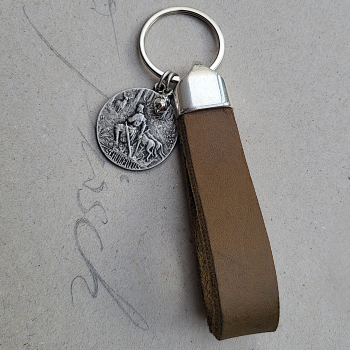 schlüsselanhänger mit lederschlaufe und st-hubertus-medaille im relief