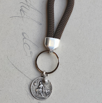 Schlüsselanhänger St. Hubertus mit Eichel – Paracord-Schlaufe (grün oder braun)