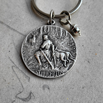 Preview: Schlüsselanhänger St. Hubertus mit Eichel – Paracord-Schlaufe (grün oder braun)