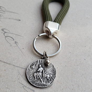 Schlüsselanhänger St. Hubertus mit kleiner Eichel und grüner Paracord-Schlaufe