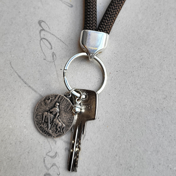 Preview: Schlüsselanhänger mit Lederschlaufe und St. Hubertus-Medallie