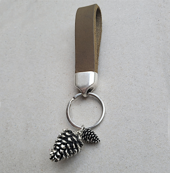 Preview: Schlüsselanhänger mit Lederschlaufe und Tannenzapfen