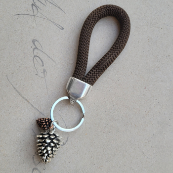 Schlüsselanhänger mit zwei Tannenzapfen und brauner Paracord-Schlaufe