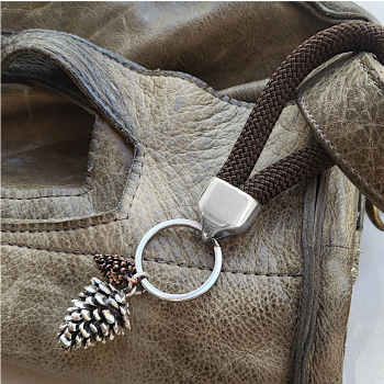 Preview: Schlüsselanhänger Tannenzapfen – Paracord-Schlaufe (grün oder braun)