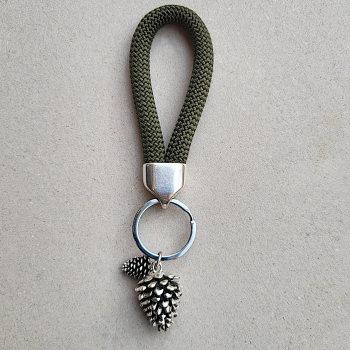 Preview: Schlüsselanhänger mit zwei Tannenzapfen und grüner Paracord-Schlaufe