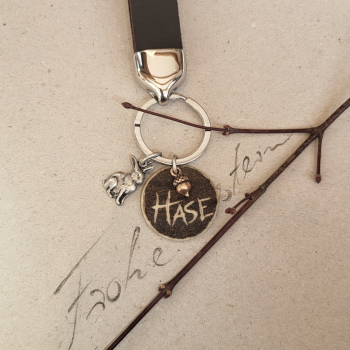 Schlüsselanhänger Hase mit Gravur auf Hornscheibe – personalisierbar mit Wunschtext – handgefertigt