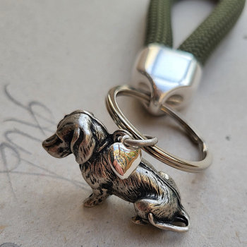 Preview: Schlüsselanhänger Dackel mit Herz – Paracord-Schlaufe (grün oder braun)