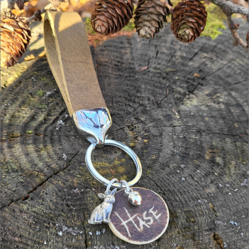 Preview: Schlüsselanhänger Hase mit Gravur auf Hornscheibe – personalisierbar mit Wunschtext – handgefertigt