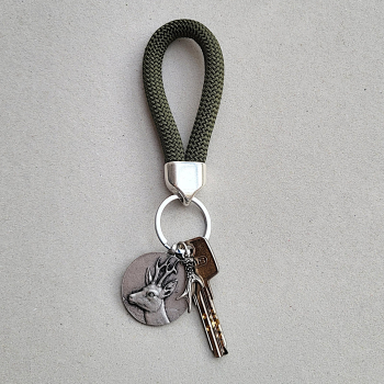 Schlüsselanhänger Rehbock mit grüner Paracord-Schlaufe