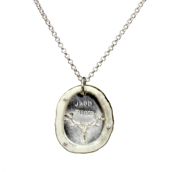 Kette mit Anhänger und Trophäe