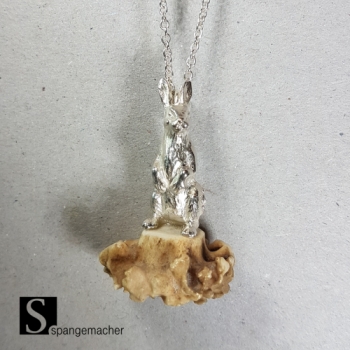 Kette mit aufrechtem Hasen