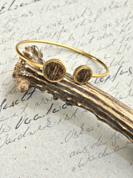 goldener Armreif aus Edelstahl mit rundenScheiben vom Geweih