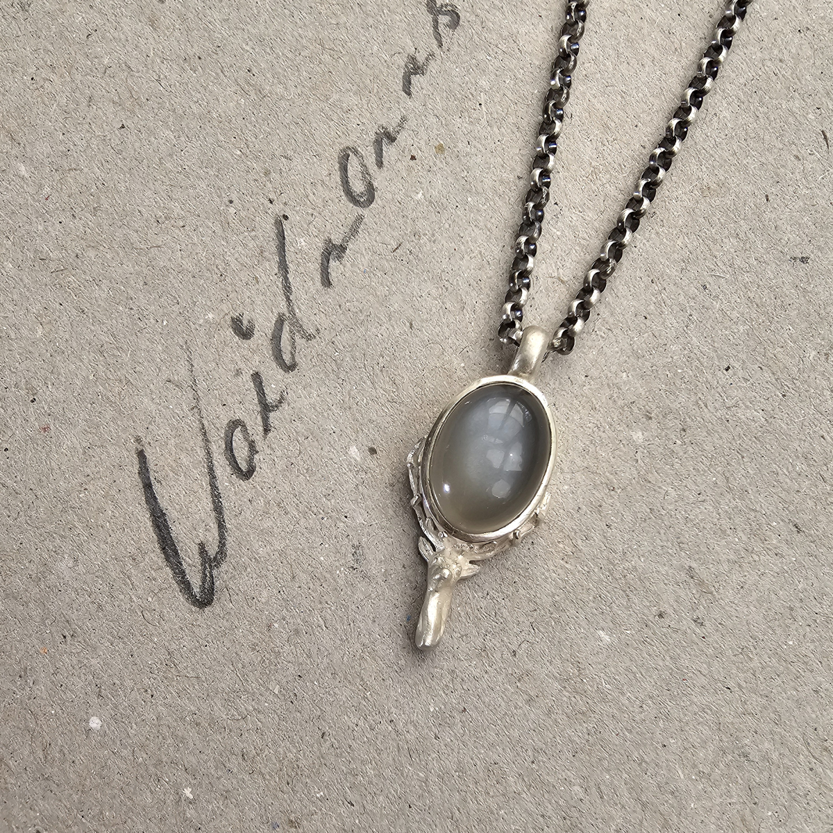 Hirschkopf-Anhänger aus 925 Silber mit grauem indischem Mondstein an einer Kette