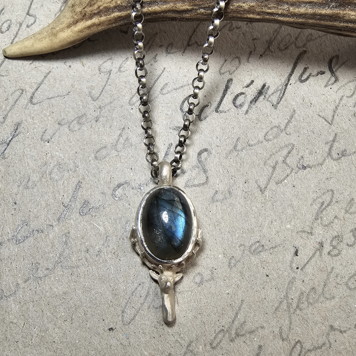 Hirschkopf-Anhänger aus 925 Silber mit Labradorit an einer Kette