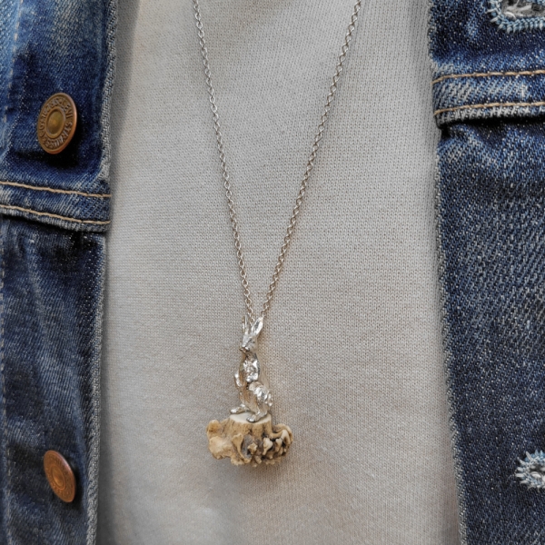 Jacke mit Rehrose und Hase