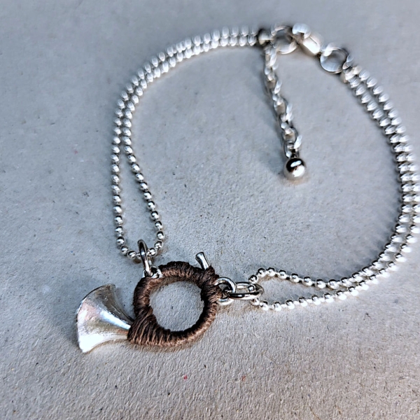Armband mit braunem Jagdhorn