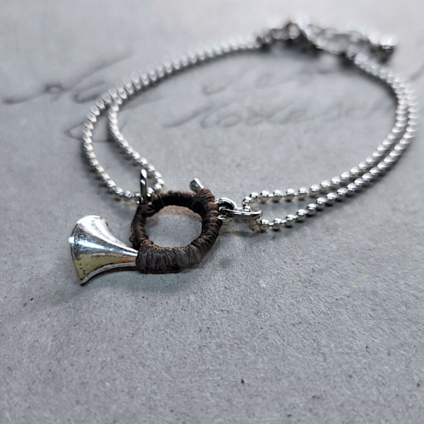 Armband mit braunem Jagdhorn