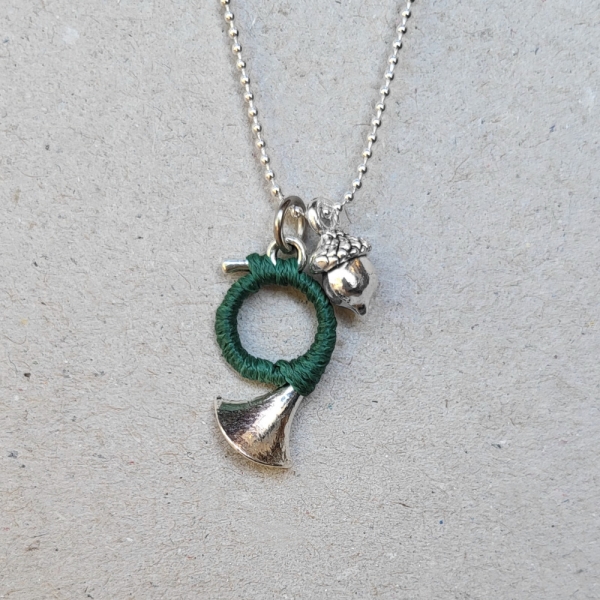 Kugelkette grünes Jagdhorn mit Eichel