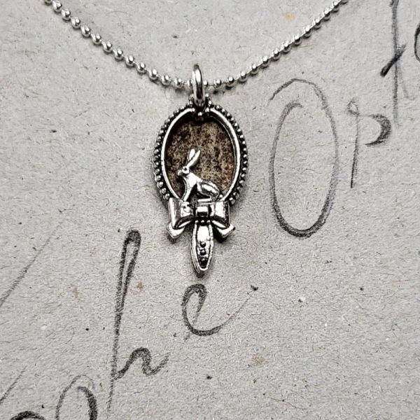 kurze Kugelkette mit kleinem ovalem Häschenanhänger