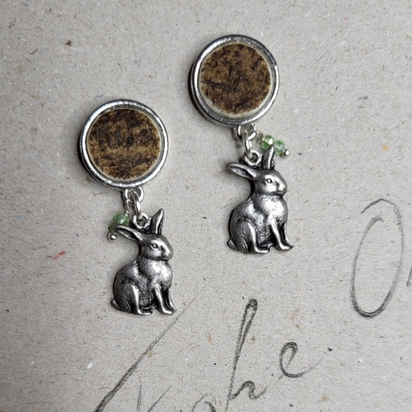 Ohrhänger mit Hornscheibe und Hasen