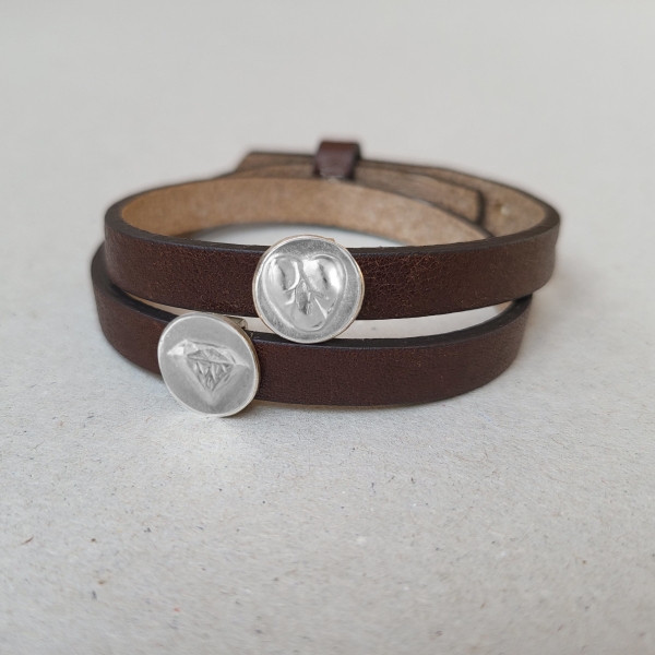 Armband doppelt mit zwei Symbolplaketten "beziehungsweise"