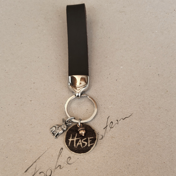 Schlüsselanhänger Hase mit Gravur auf Hornscheibe – personalisierbar mit Wunschtext – handgefertigt