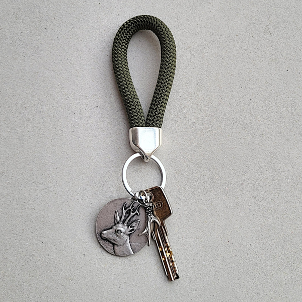 Schlüsselanhänger Rehbock mit grüner Paracord-Schlaufe