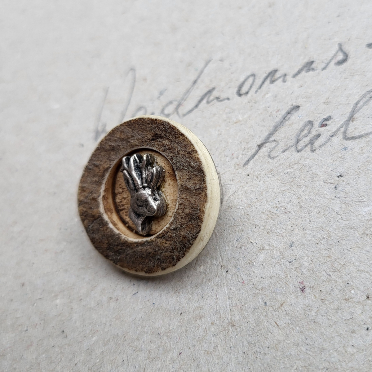 Detailansicht der 25mm großen Trachtenbrosche aus Hirschhorn mit Rehbock