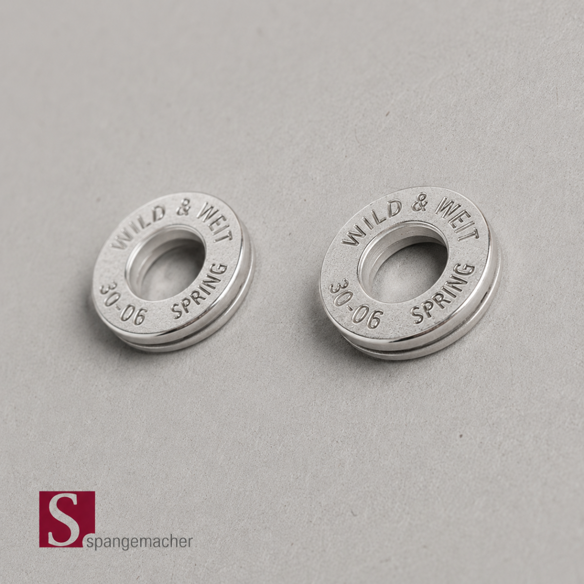 Detailansicht von silbernen Patronenschmuck Ohrringen als Anfertigungsbeispiel im Kaliber 30-06