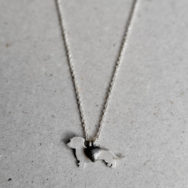 Hundesilhouette mit Herz – Silberanhänger