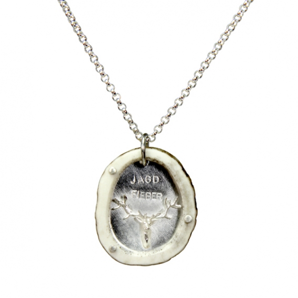 Kette mit Anhänger und Trophäe
